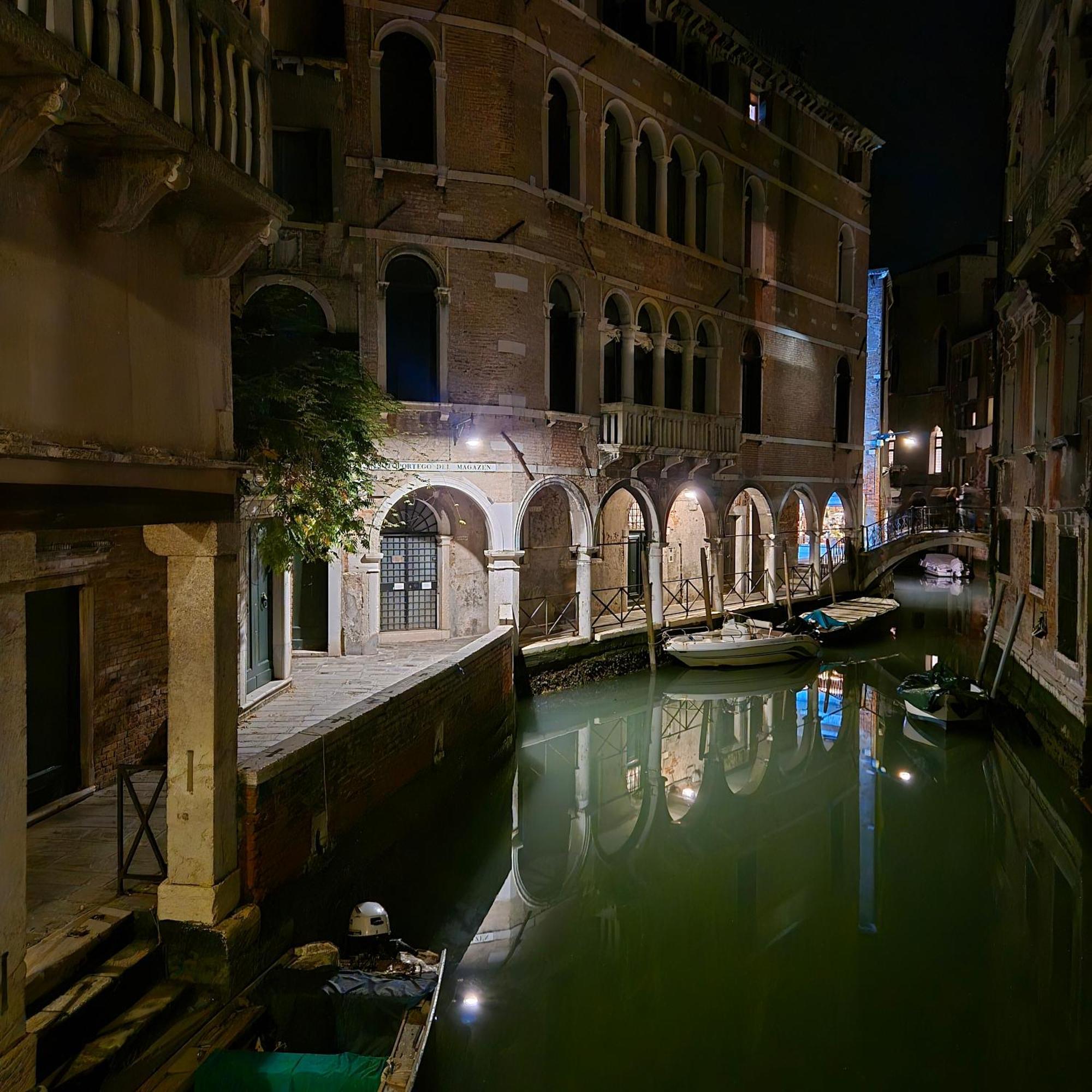 Ca' Di Luna Pensión *